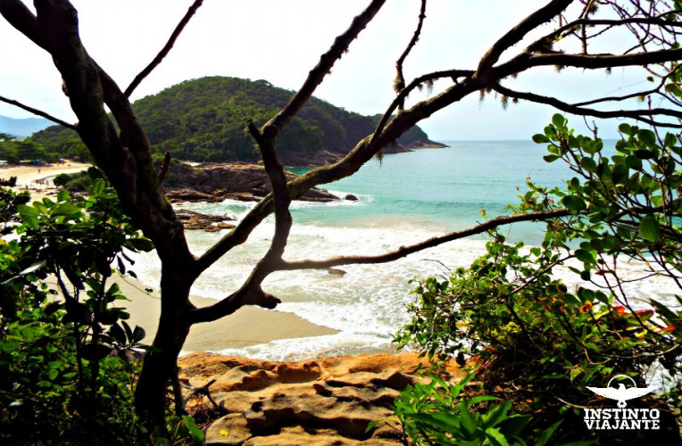 Praia do Meio vista pela trilha que leva a Praia de Cachadaço, Trindade