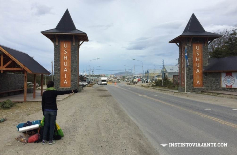 Isabela pedindo carona no portal de entrada e saída de Ushuaia