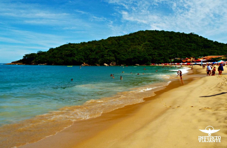 Praia dos Ranchos, Trindade - praia com quiosques e música