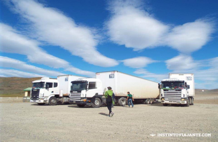 Carona em estacionamento de caminhoneiros na estrada