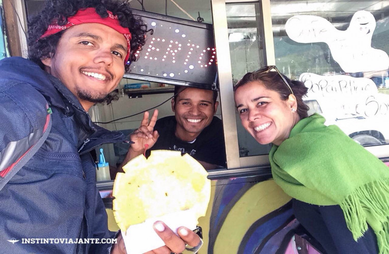 Comprando comida barata com vendedores ambulantes