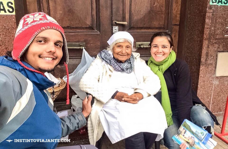 Bernardo e Isabela com a tia da empanada mais famosa de Tucuman