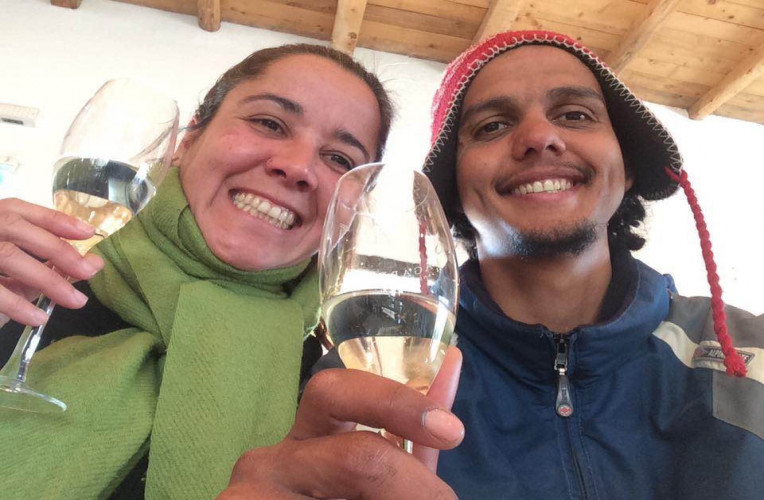 Bernarndo e Isabelo tomando um bom vinho argentino e barato